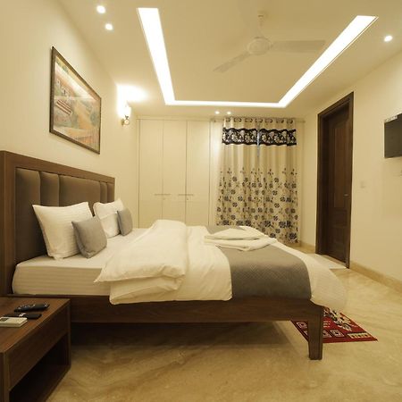 Under My Roof Superio Bed and Breakfast New Delhi Exteriör bild