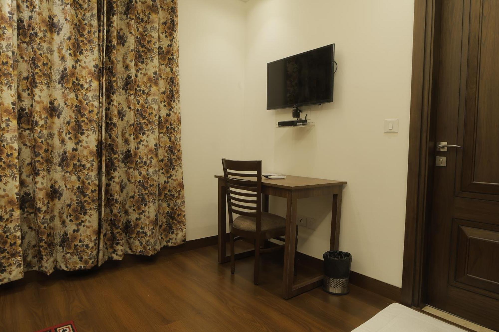 Under My Roof Superio Bed and Breakfast New Delhi Exteriör bild